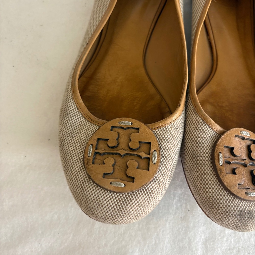 Tory Burch Reva Ballet Flats Tan Canvas Leather Logo Medallion Size 7M - Picture 2 of 6